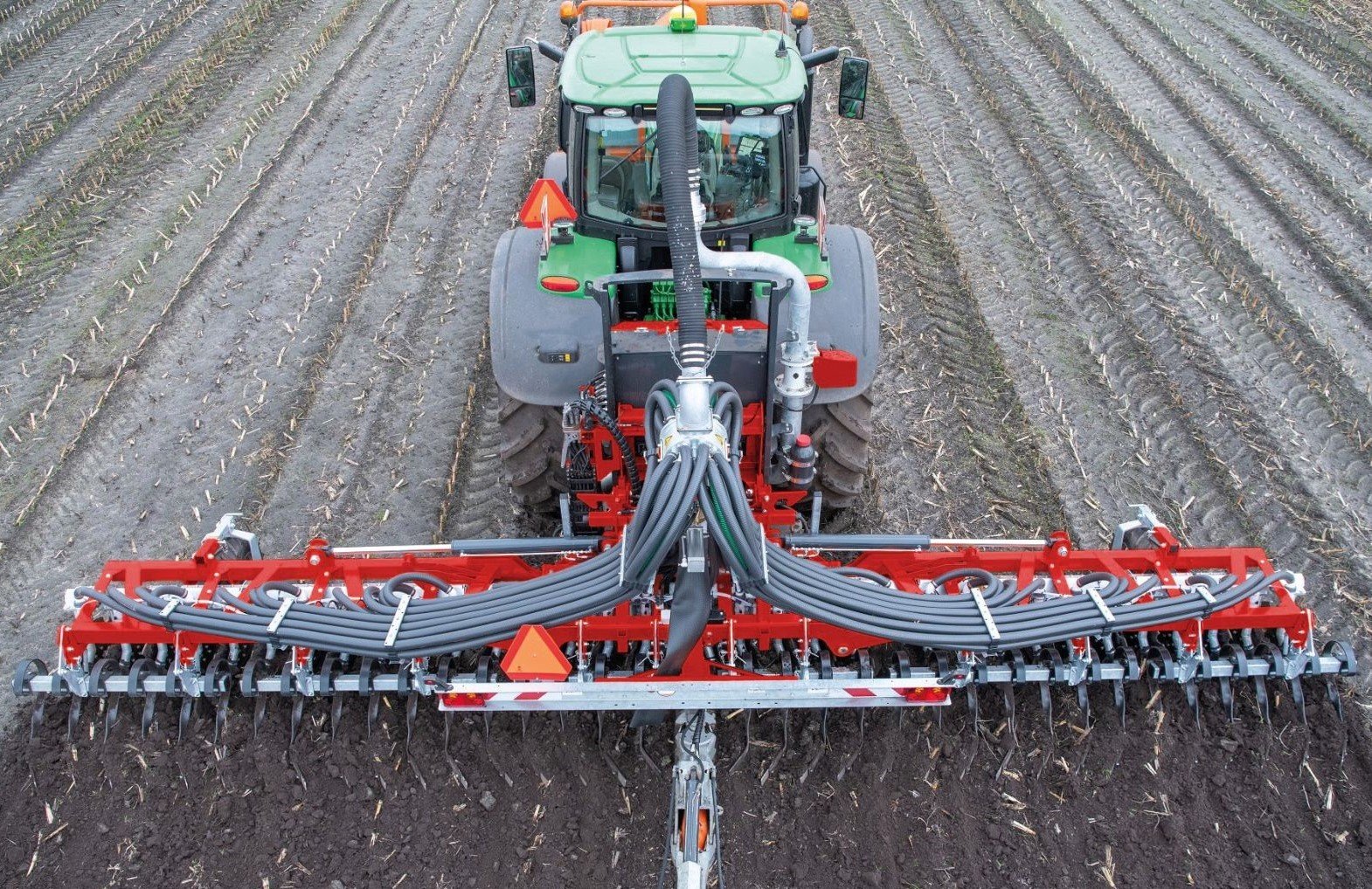 Single-row disc cultivator injector