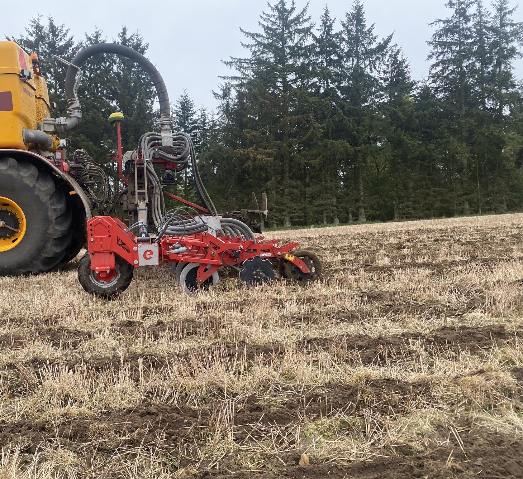 Strip-till injection in pre- and untilled fields