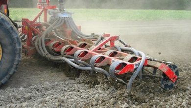 Rigid or spring tine injector
