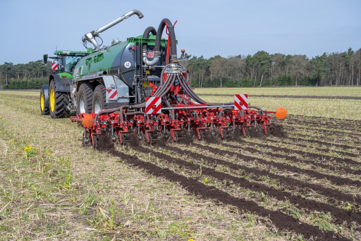 Strip-till injector on a field with crop residues, type Quarter
