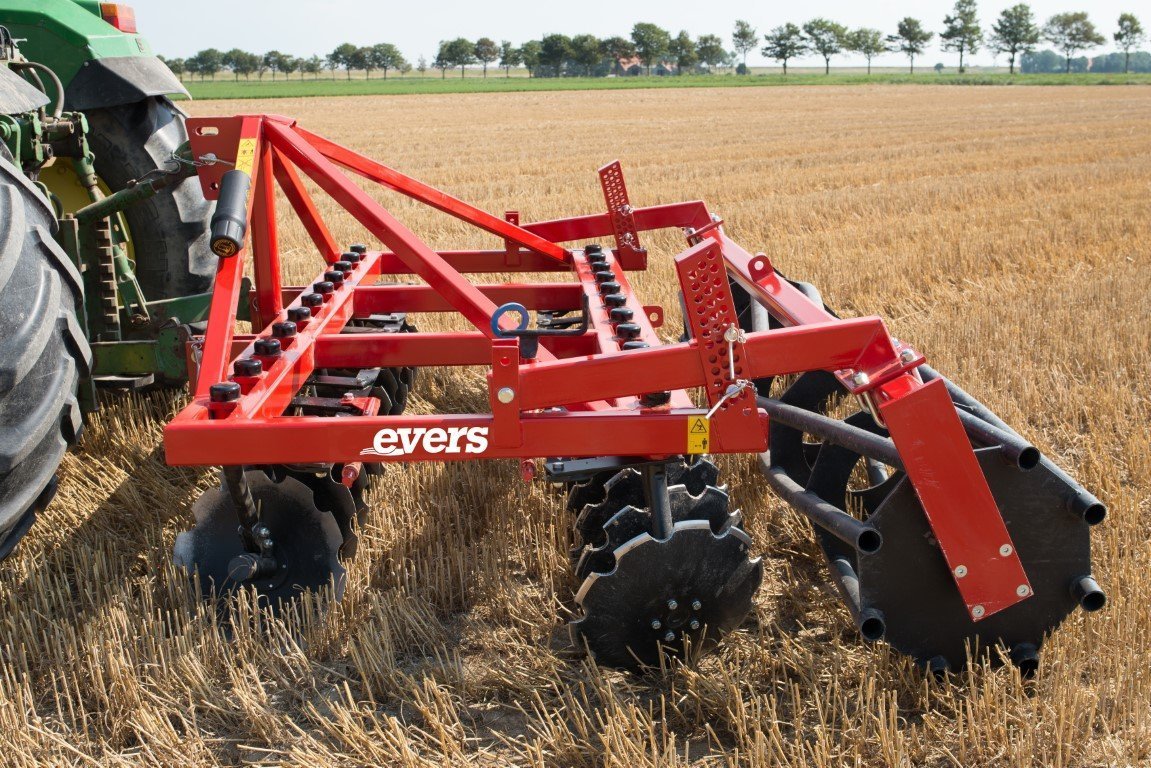 Vario-disc harrow with two rows of discs and tube roller, type Skyros 