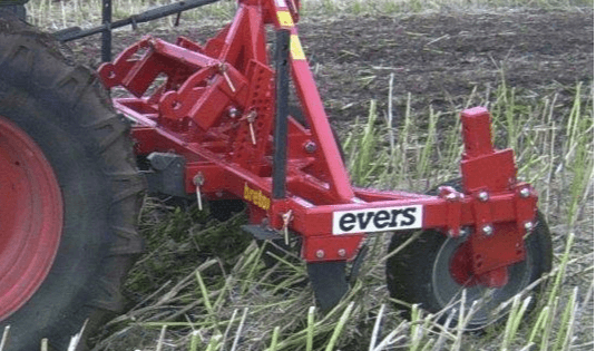 Pre-cultivator with additional lower linkage in the rear for front usage, type Breton