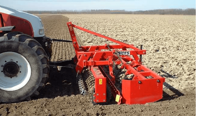 Seedbed combination with three rows with spring tines, suitable for levelling the soil, type Konik
