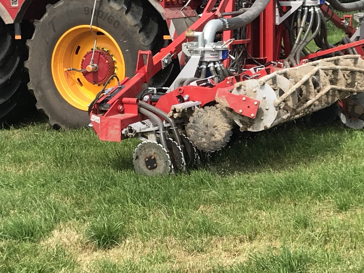 The Evers Tribus combi injector is suitable for fertilising grassland as well as arable land 