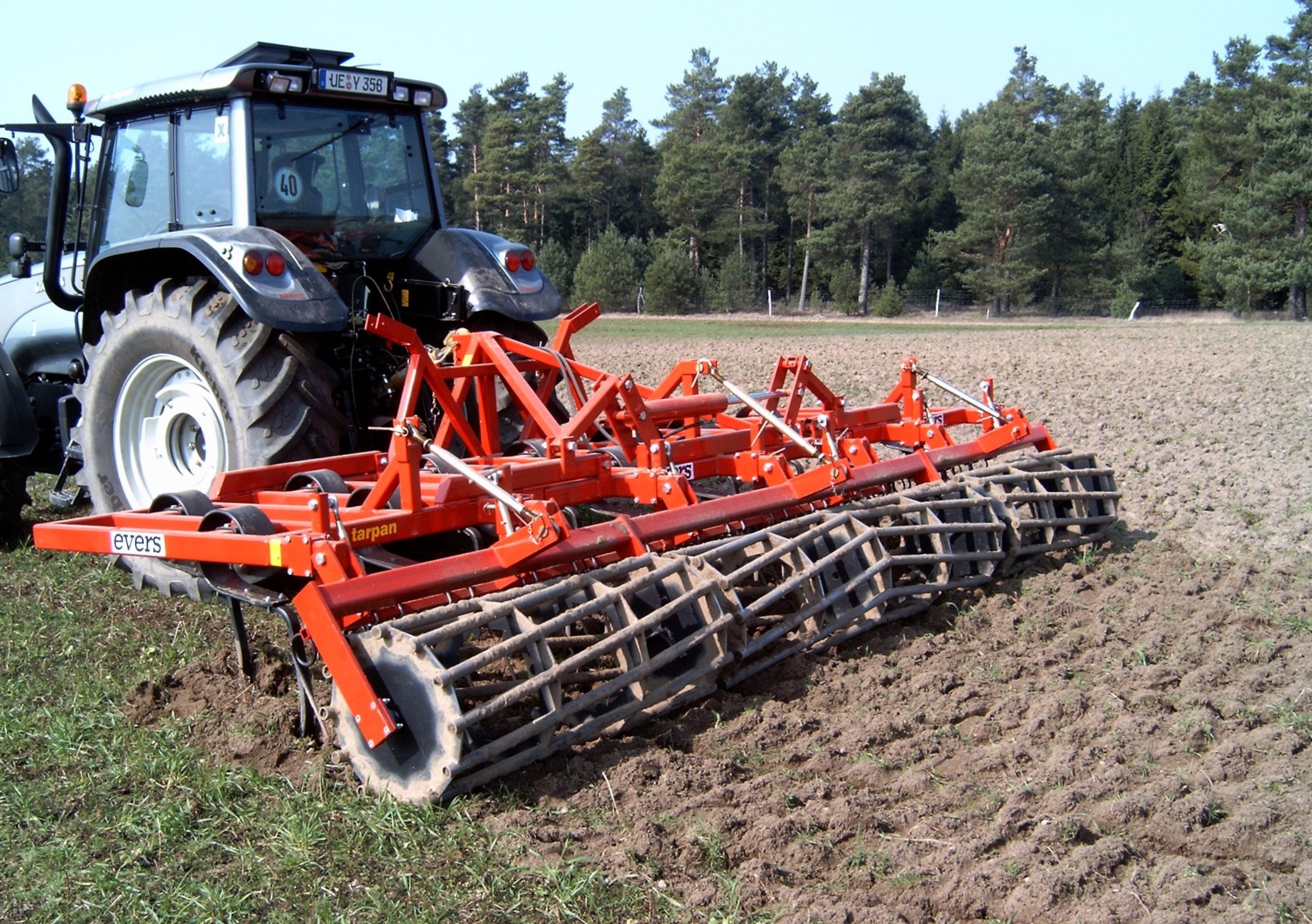 Spring tine cultivator with tube roller, type Tarpan 