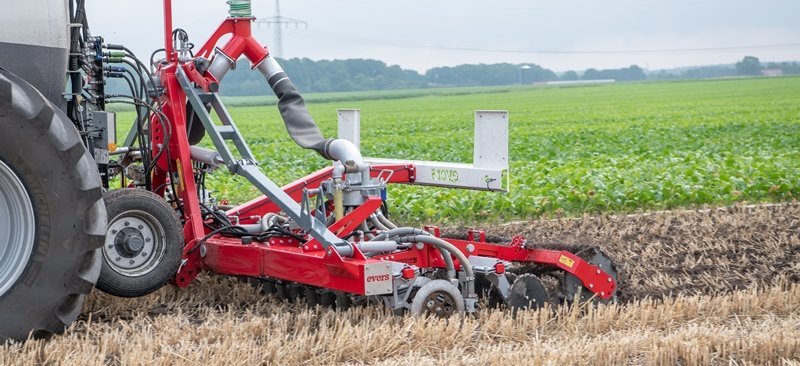 The Evers Tribus combi injector on arable land