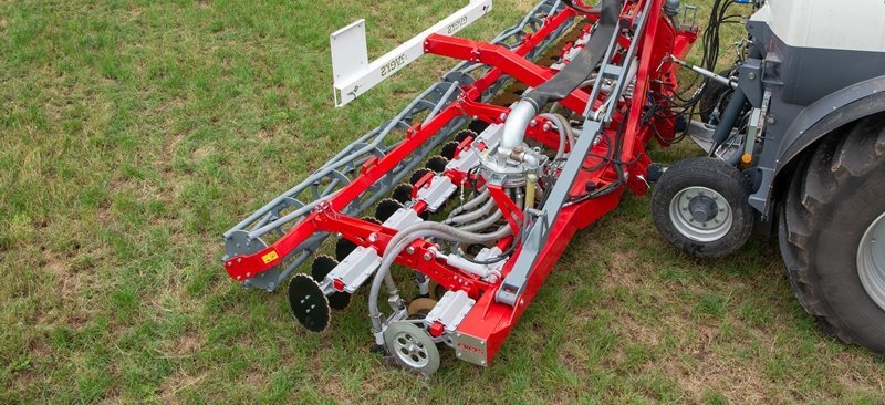 The Evers Tribus combi injector on grassland 