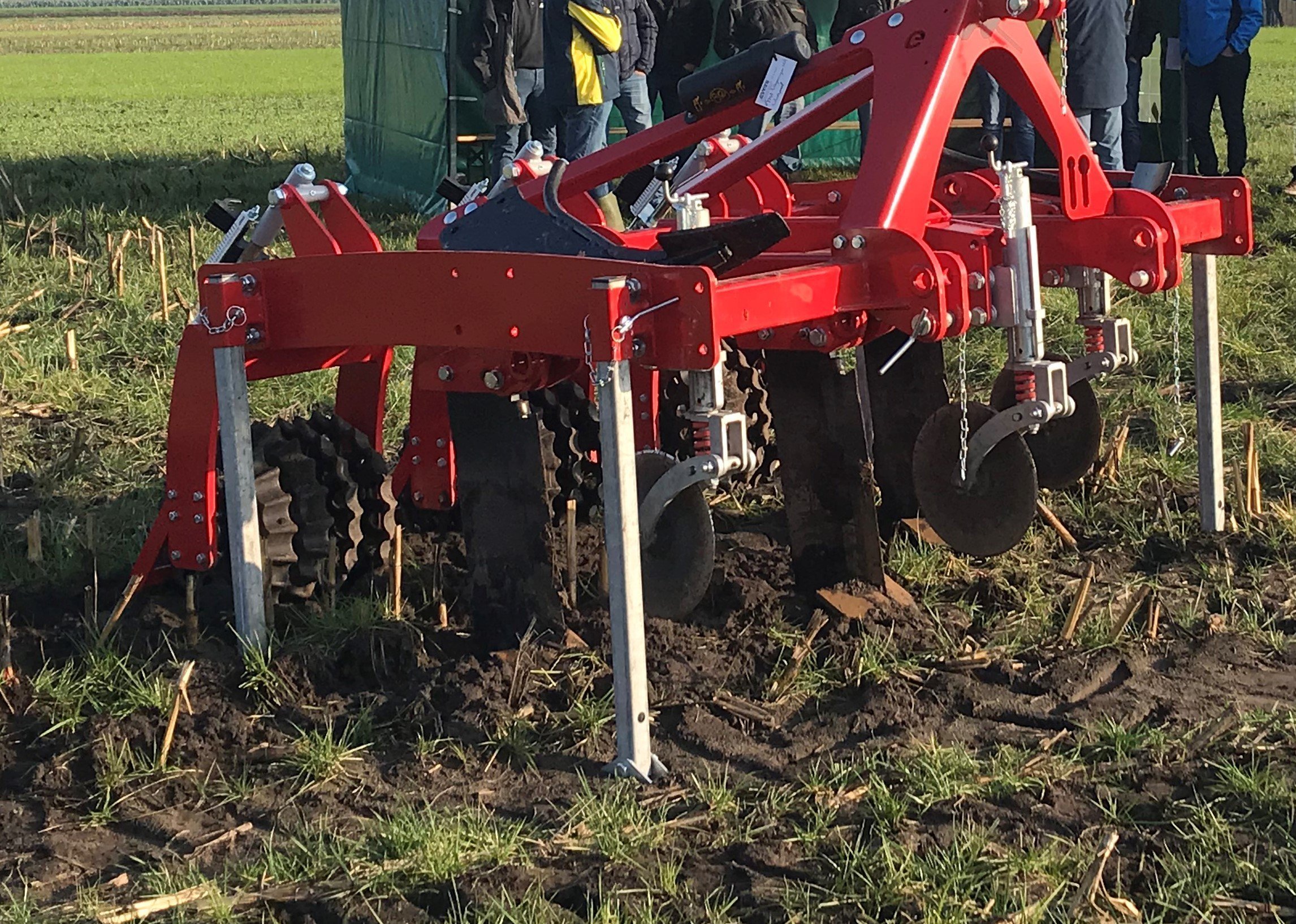 Grassland subsoiler with a variable tine distance of 75-90 cm. Very suitable for cultivating the soil between the maize stubble rows. Removes structural damage without damaging the catch crop