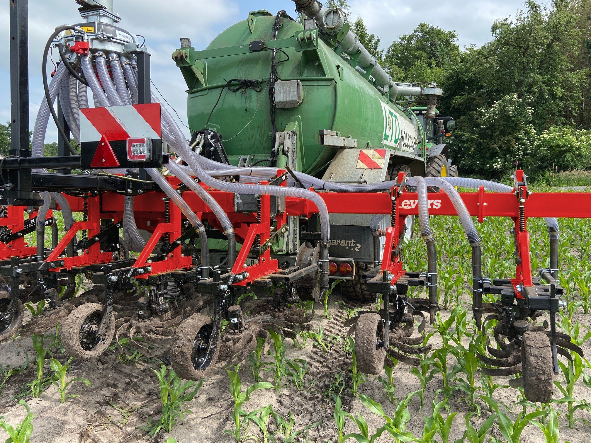 Evers Combi row-crop injector: slurry injection and hoeing of maize land in one pass