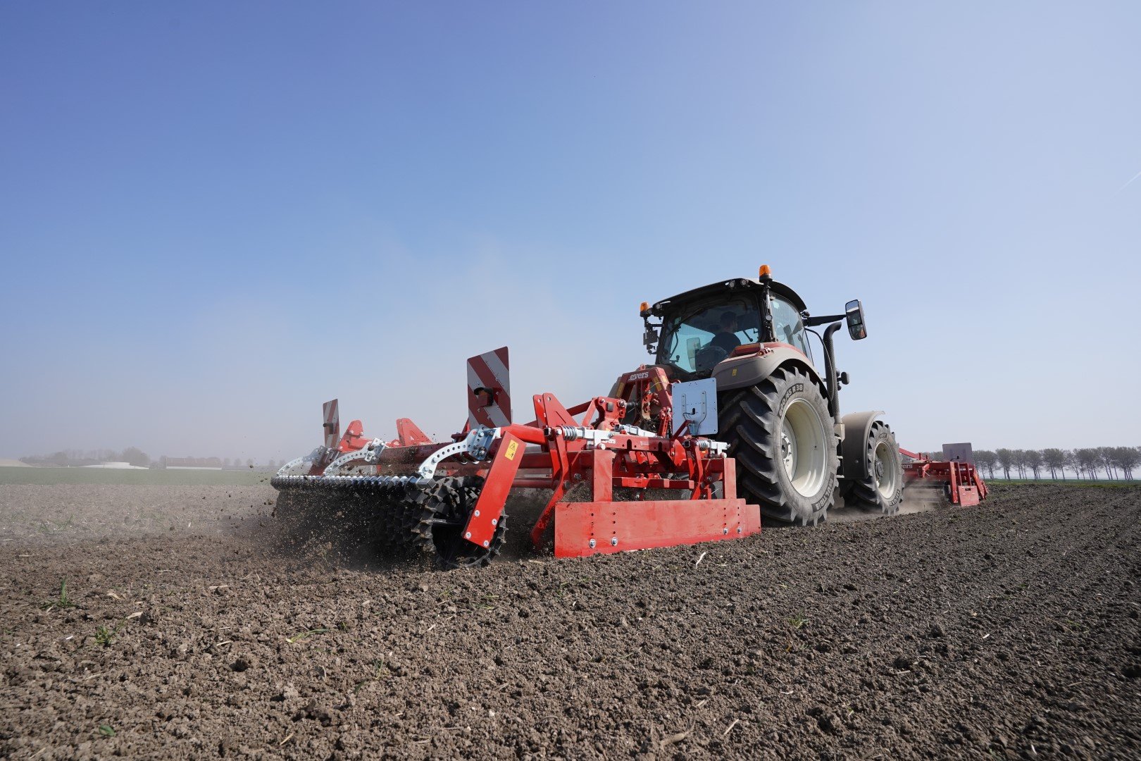 Seedbed preparer Konik+ (front model), Compact roller and Albino+ (in the rear linkage)
