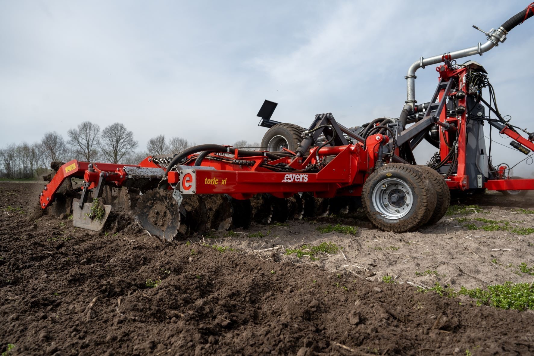 Evers slurry disc injector, Type Toric XL 1200, the discs of Ø 41,5 cm open and prepare the soil surface to a working depth of 10 cm