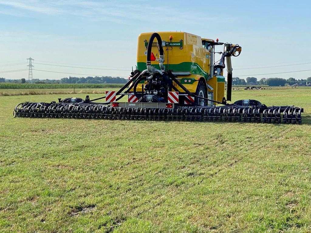 Evers Quadro Disc - Combi Disc Injector for grain fields, grassland and arable land - fitted with horizontal slurry distributors on top of the front of the frame