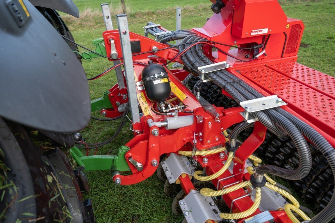 Combi single disc seeder: for overseeding grassland and seeding cropland