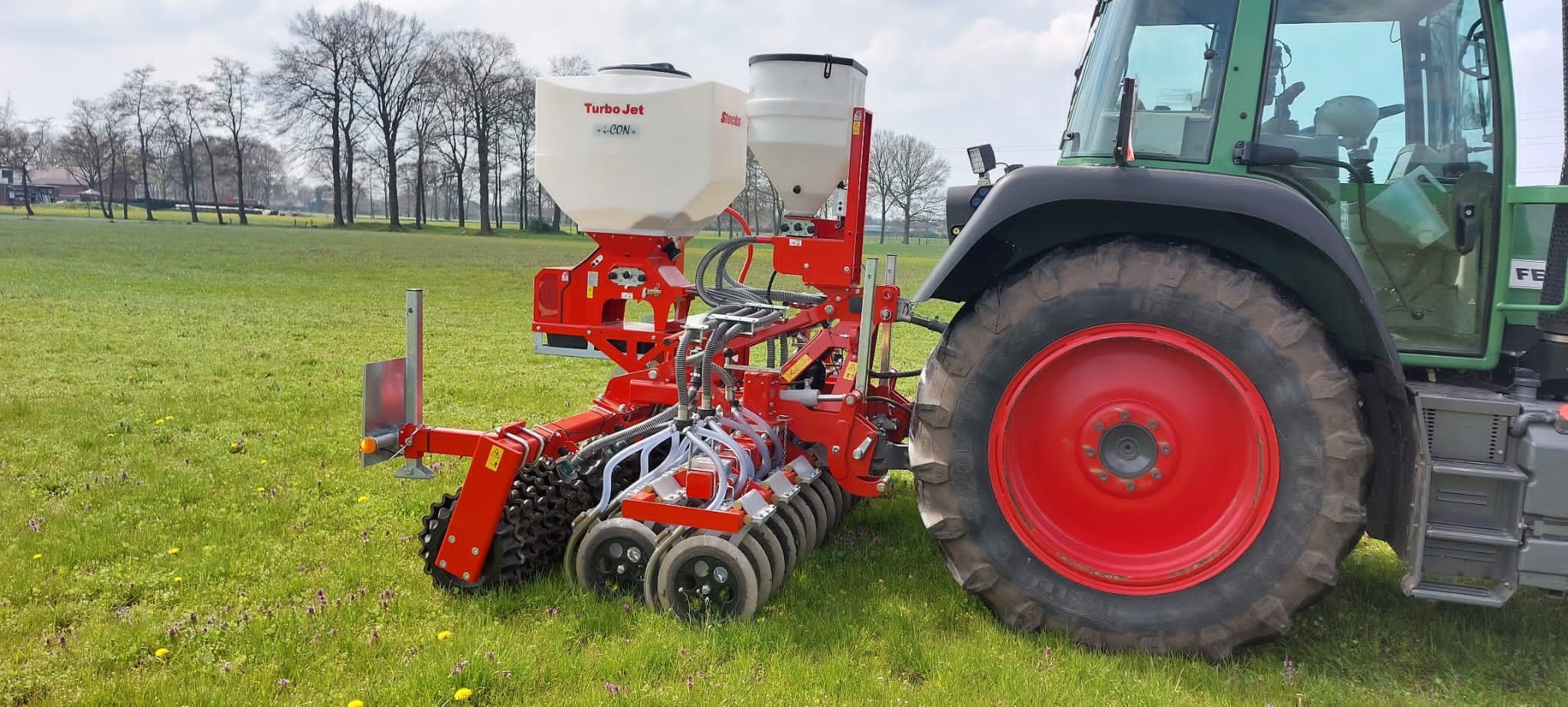 Combi single disc seeder: for overseeding grassland and seeding cropland