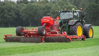Rolling grassland with Evers Pictor rollers and Cambridge rollers